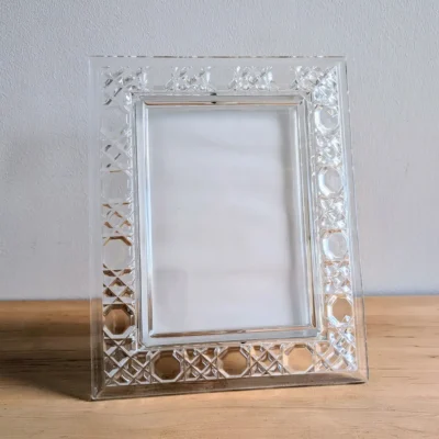 Cadre photo ancien en verre pressé à motifs géométriques face
