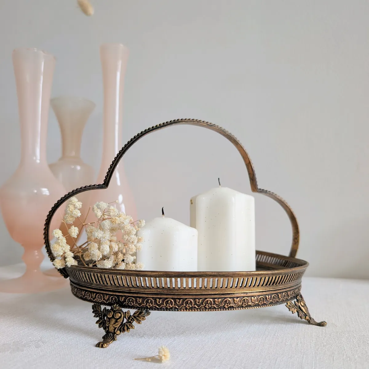 Serviteur ancien utilisé comme centre de table avec bougies blanches