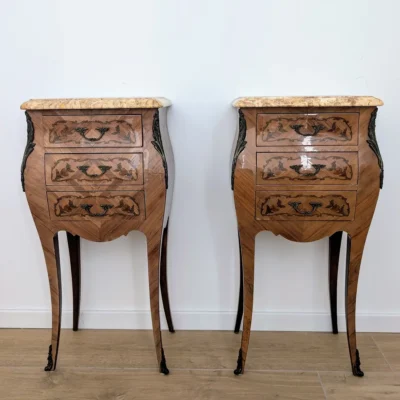 Paire de petits meubles de caractère marquetés face blanche