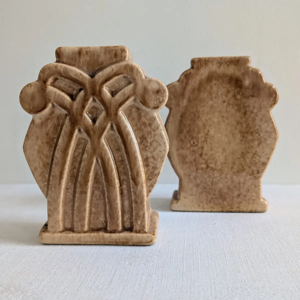 Comparaison entre la face sculptée et le dos lisse du vase vintage.