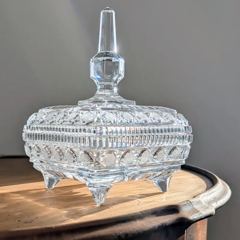 Verrerie d'art en cristal ancien taillé et objets vintage de prestige