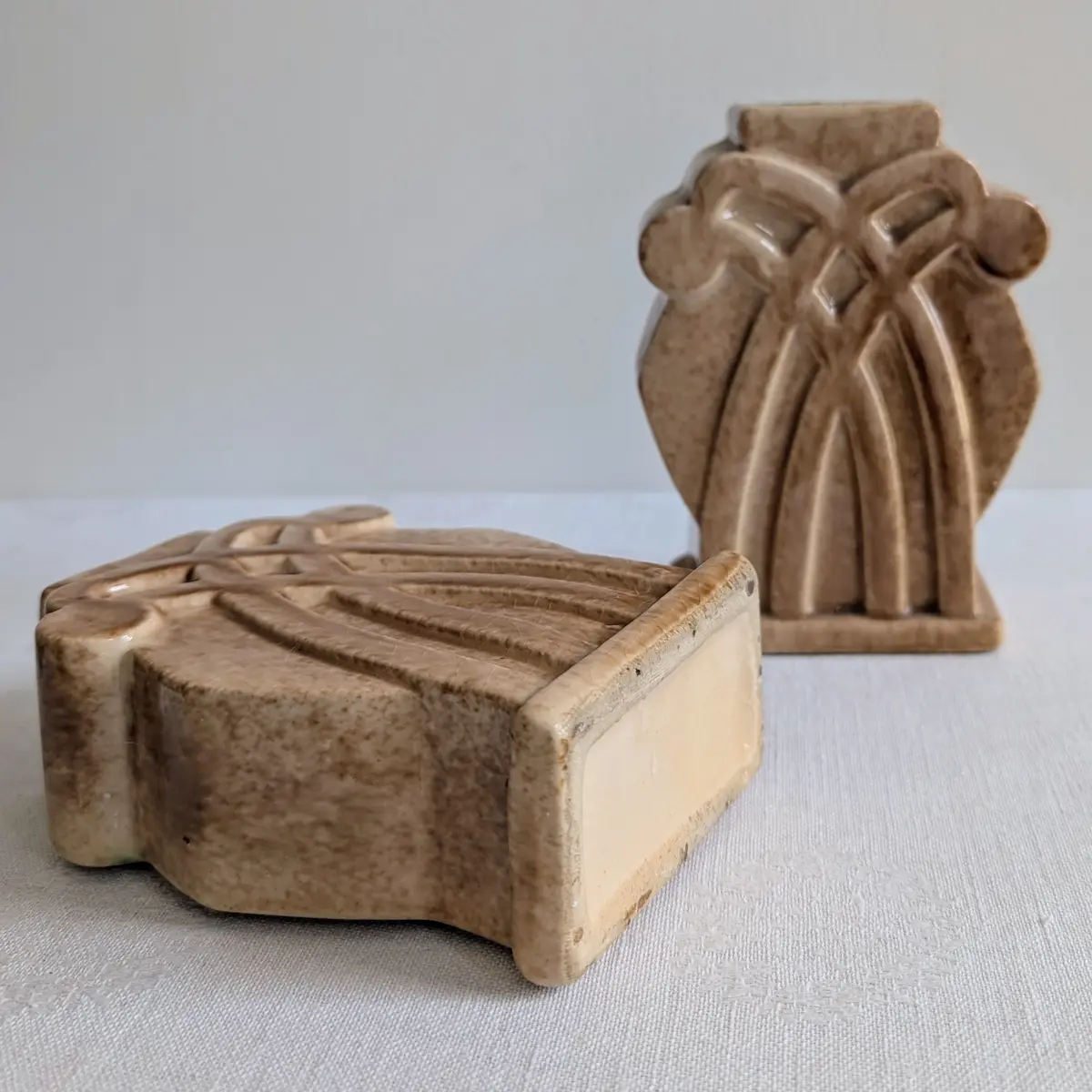 Vue du dessous et de l'émaillage craquelé de la céramique vintage.