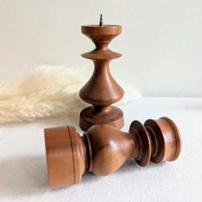 Gros plan sur le veinage naturel du bois d'un bougeoir scandinave vintage.