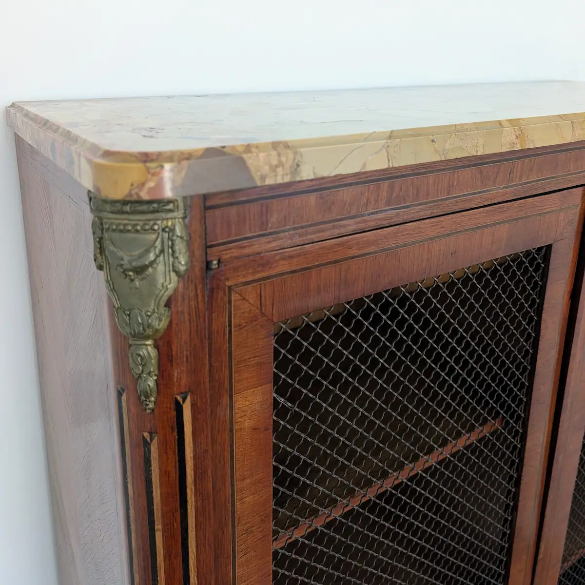 Chute en bronze doré finement ciselé sur l'angle d'une bibliothèque vintage