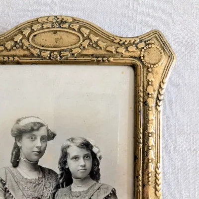 Gros plan sur les détails floraux d'un cadre ancien en laiton