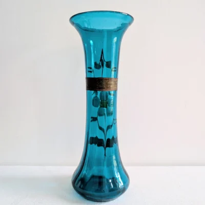 Détail de l'émaillage floral fait main sur vase ancien bleu