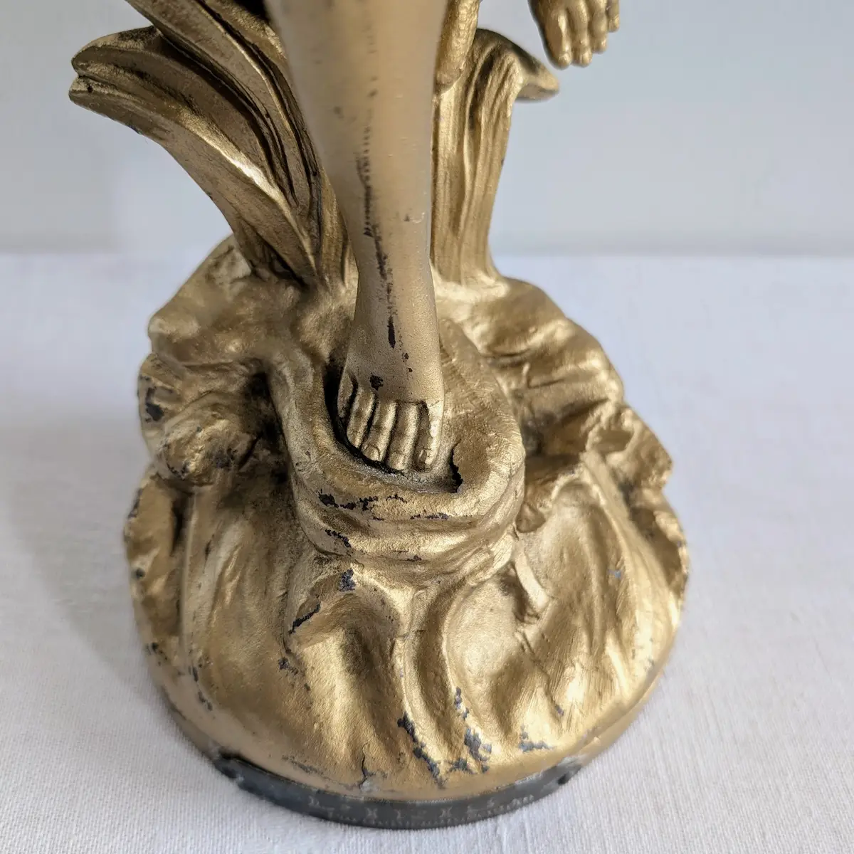 Zoom sur la main de la statue Iris montrant un léger manque ancien