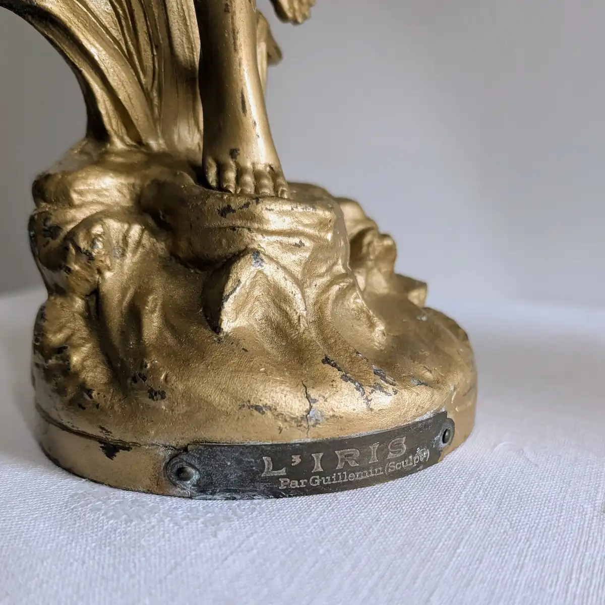 Plaque ancienne sur le socle portant l'inscription Iris par Guillemin