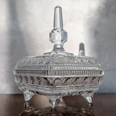 Gros plan sur les motifs géométriques et pointes de diamant du cristal