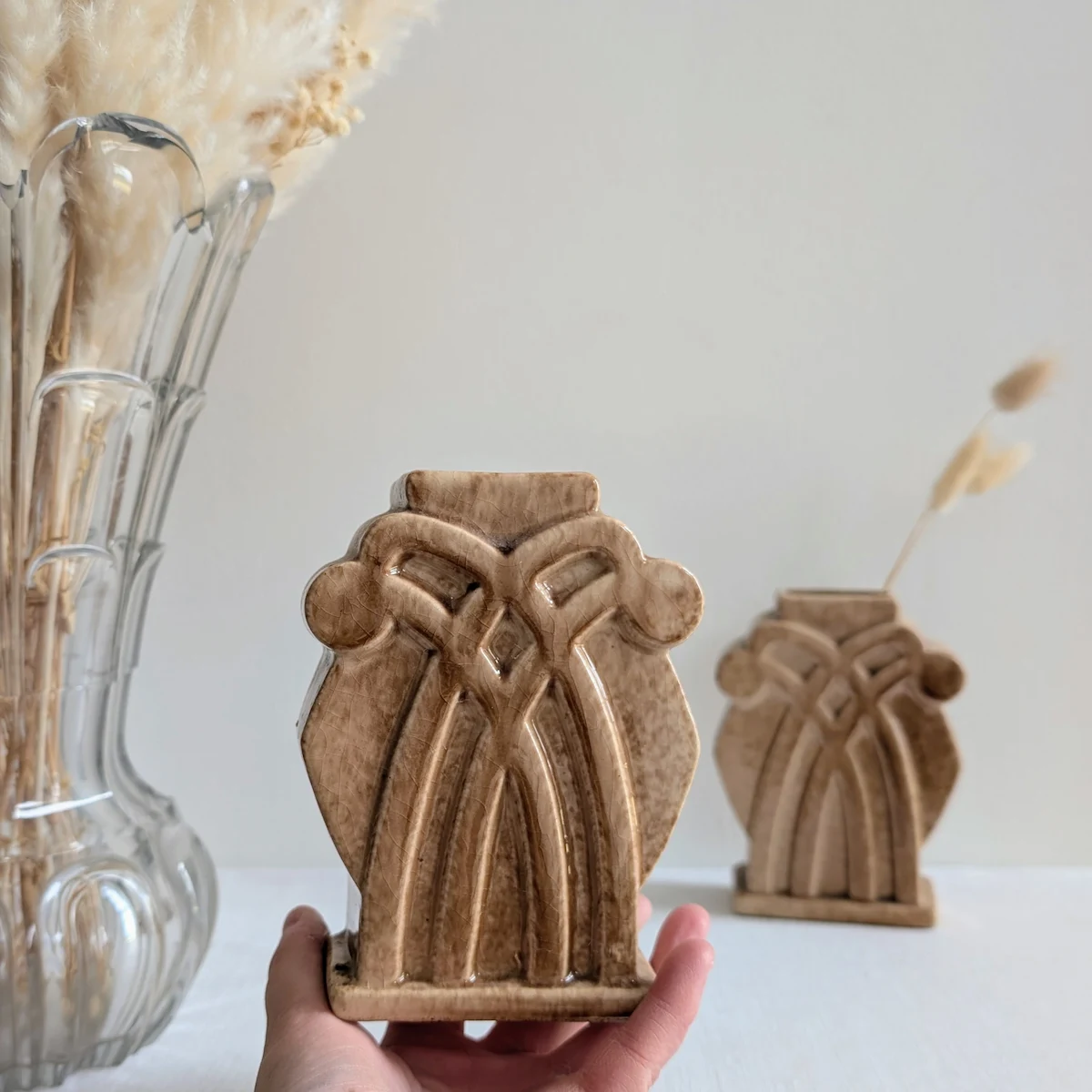 Paire de vases tenue à la main pour montrer l'échelle et la taille.