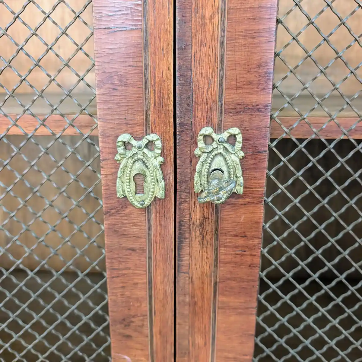 Entrée de serrure en forme de nœud en bronze doré sur meuble ancien