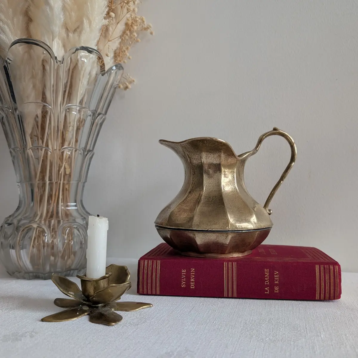 Détail pichet laiton ancien et objets de curiosité