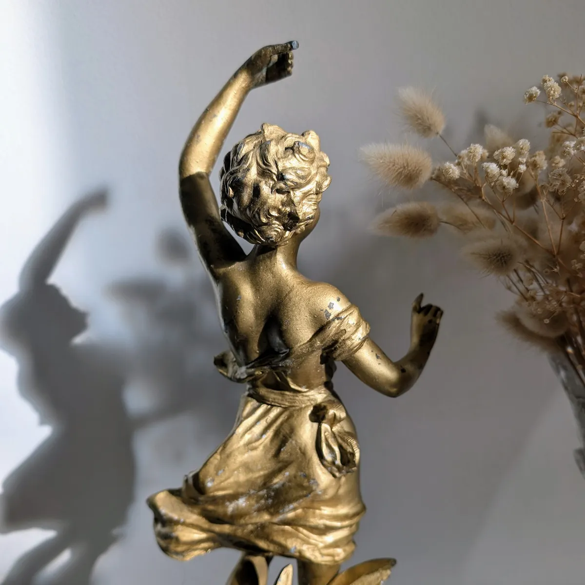 Vue du dessous de la base en régule montrant le montage ancien