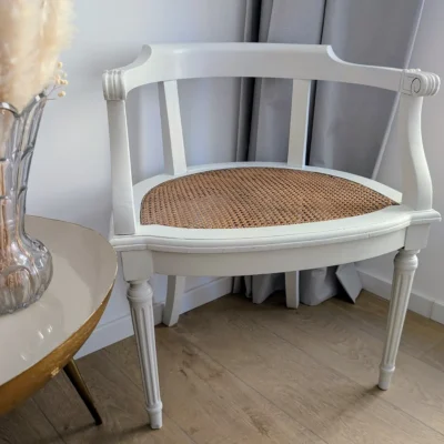 Fauteuil vintage style Louis XVI restauré en blanc vue de trois-quart.