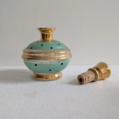 Détail du flacon à parfum ancien avec son bouchon en liège et dorure.