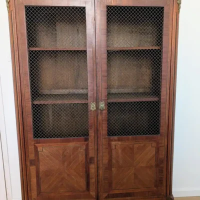 Meuble de rangement ancien à deux portes grillagées et plateau marbre vue de face