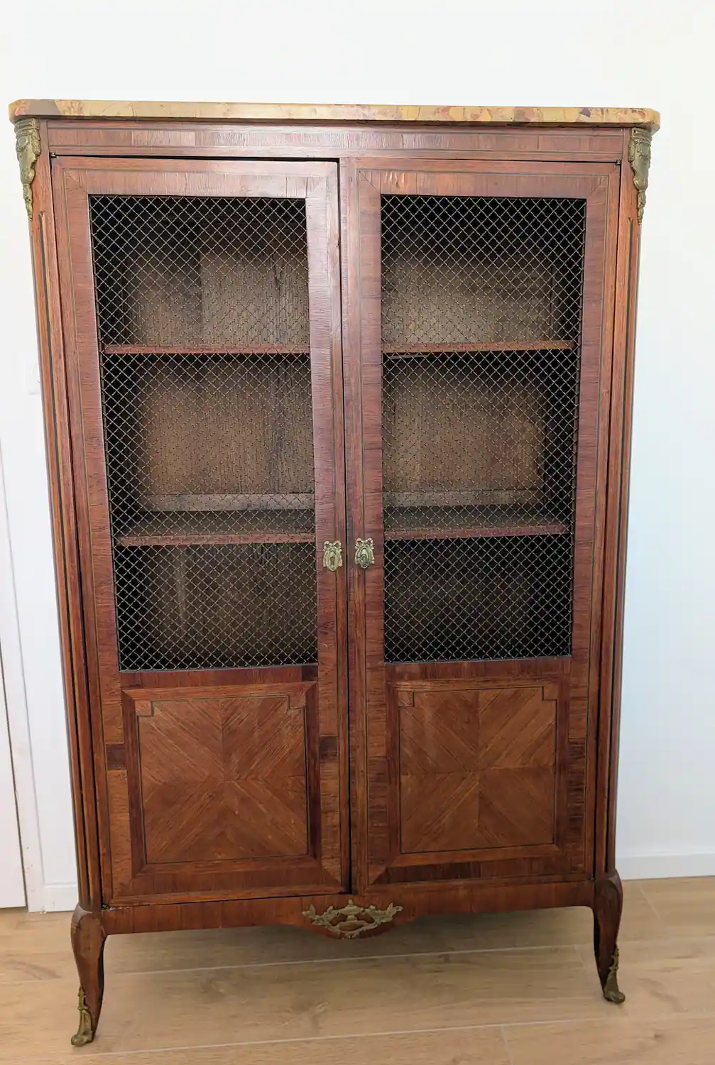 Meuble de rangement ancien à deux portes grillagées et plateau marbre vue de face