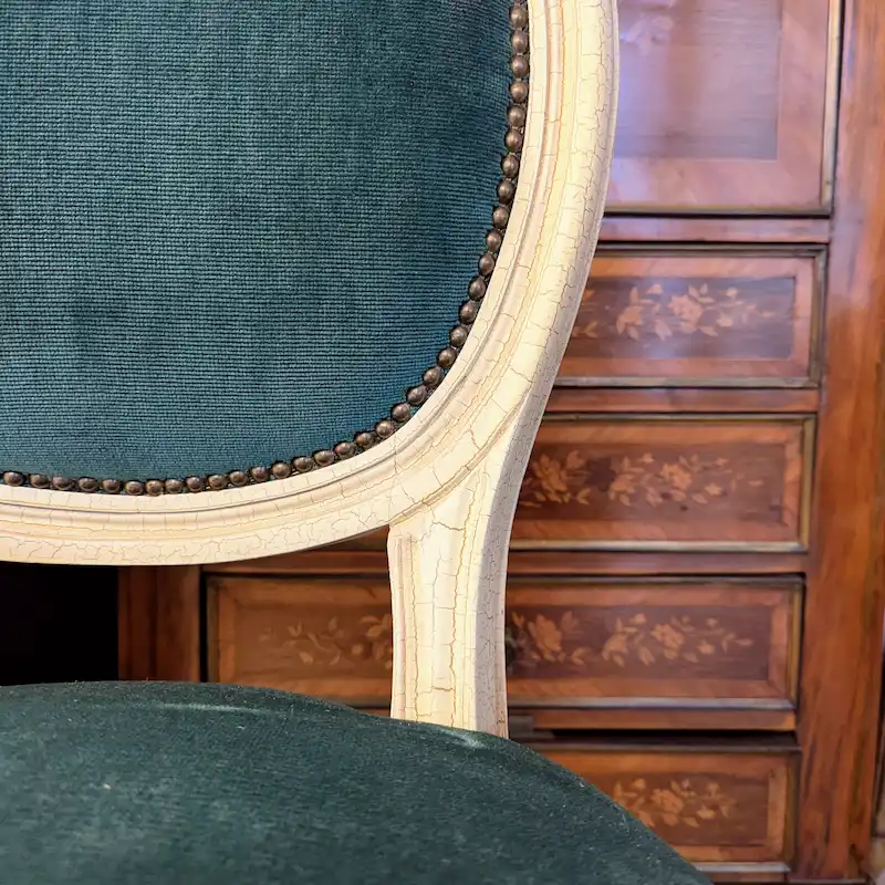 Mobilier ancien de caractère, chaise vintage en velours et meuble en bois