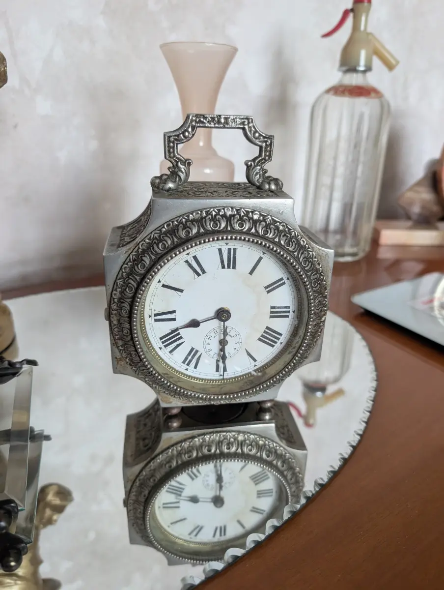 Pendule ancienne en métal argenté expertise brocante