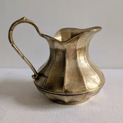 Petit pichet en laiton vintage aux formes bombées