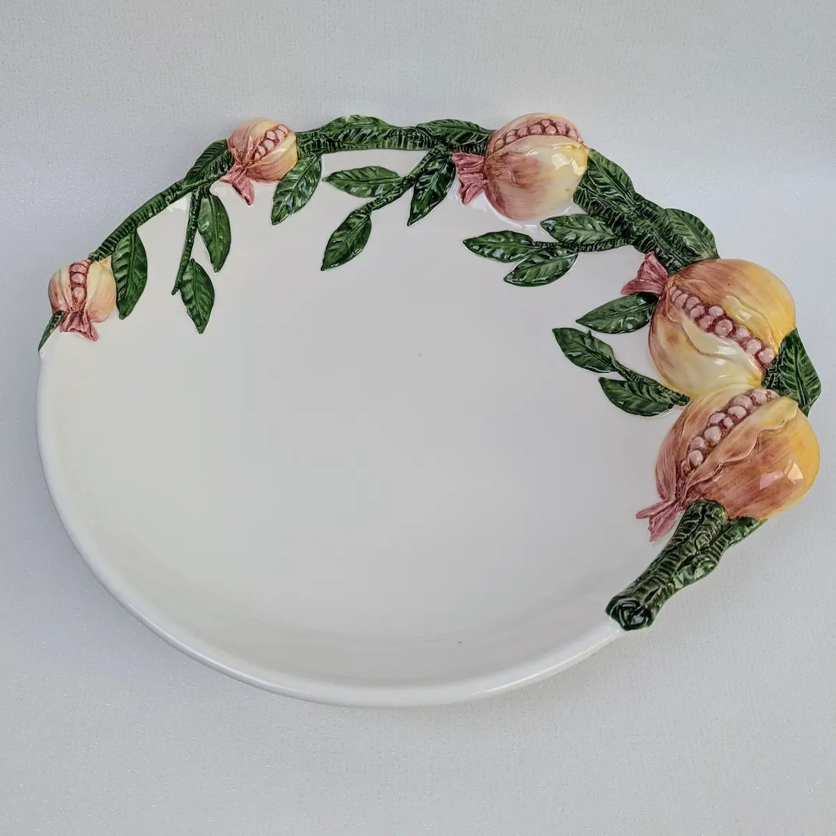 Plat de service barbotine ancienne décor grenades en relief polychromes collection Villa Brieg