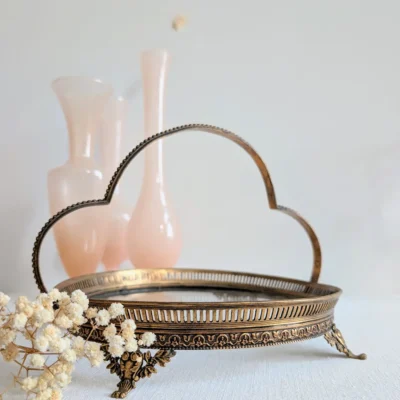 Plateau à anse vintage avec vases en opaline rose