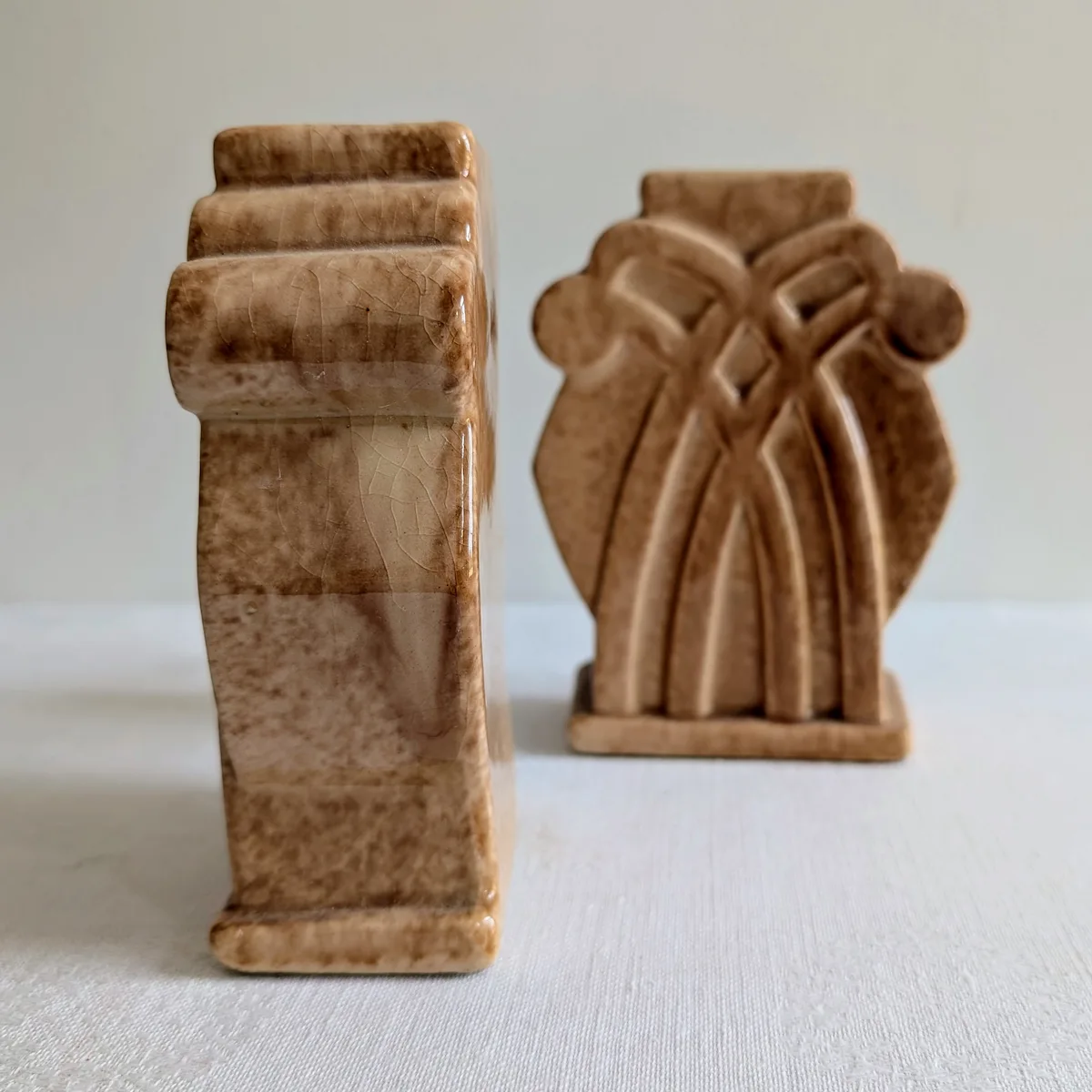 Profil d'un vase ancien en céramique montrant l'épaisseur et le relief.