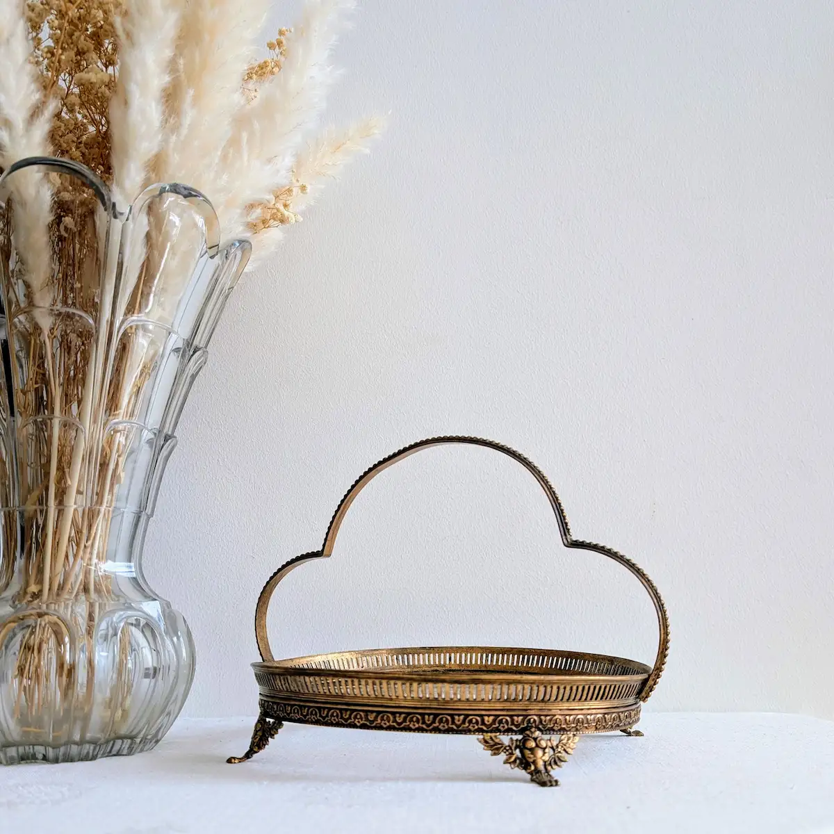 Décoration élégante avec serviteur ancien et vase de fleurs séchées