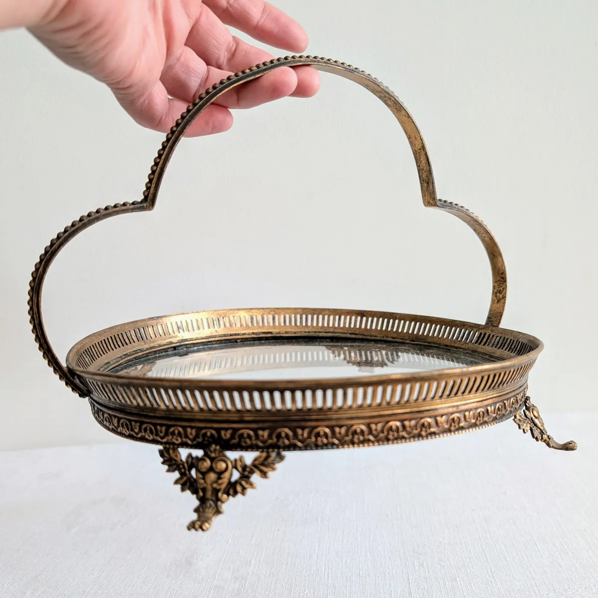 Serviteur vintage en laiton tenu à la main pour échelle