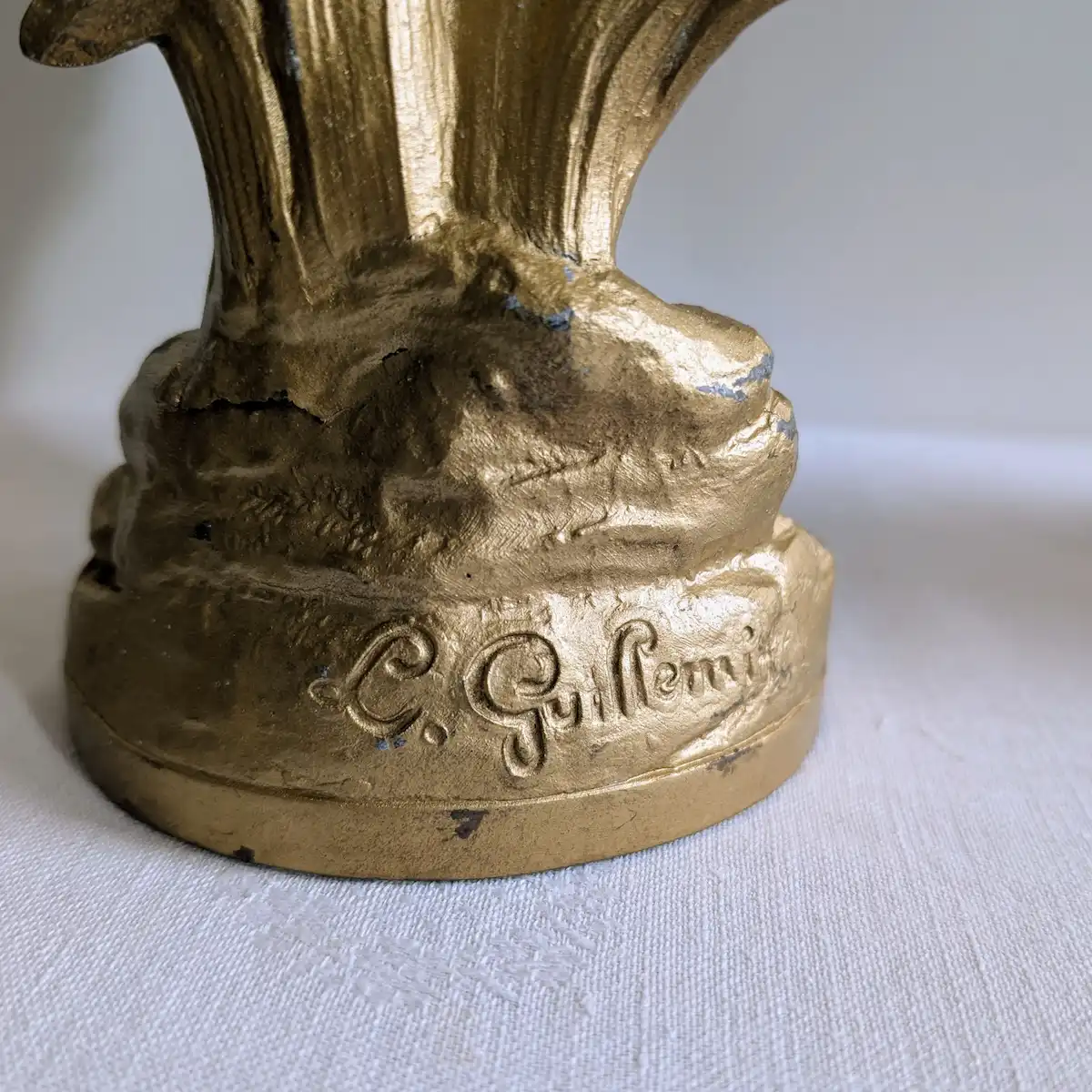 Signature gravée Guillemin dans le métal de la statue ancienne