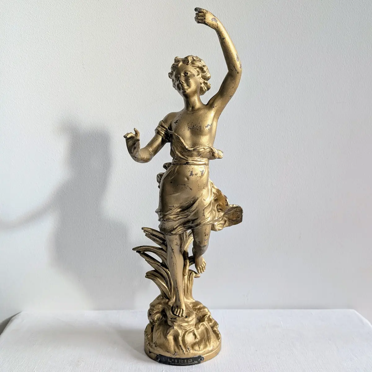 Sculpture ancienne Iris de style Art Nouveau vue de face hauteur 45cm