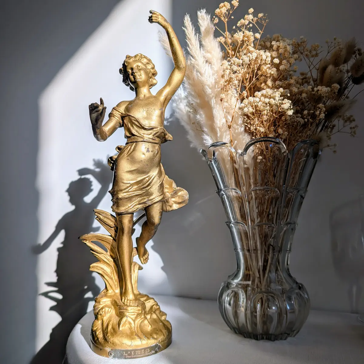 Statue ancienne Iris en régule doré pour une décoration vintage de caractère