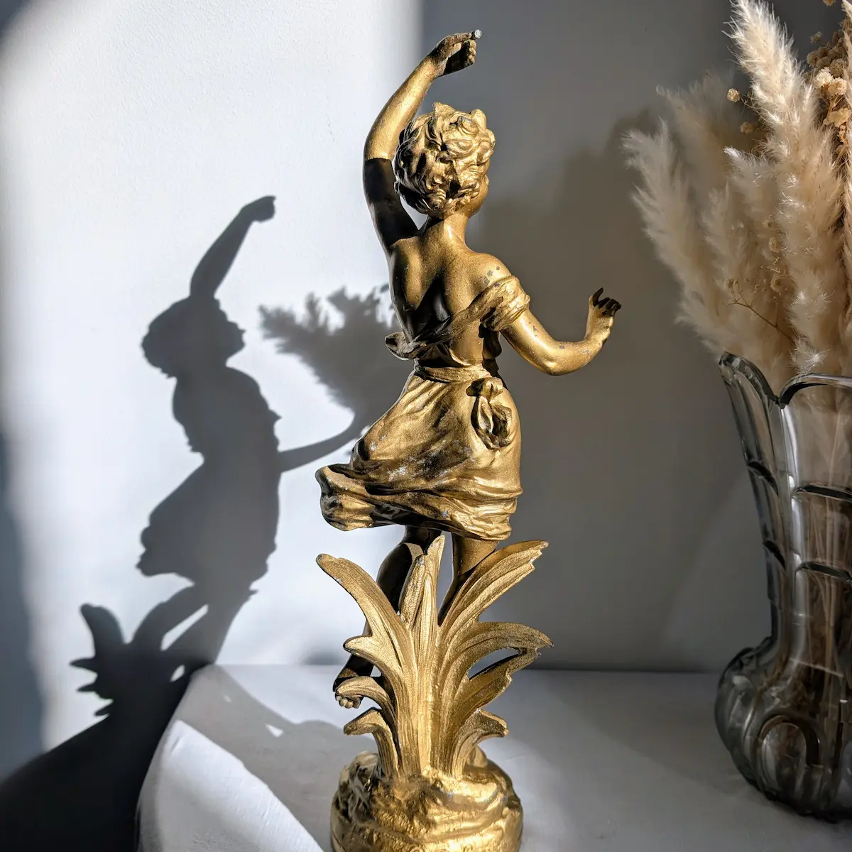 Vue arrière de la statue ancienne Iris révélant les détails des roseaux