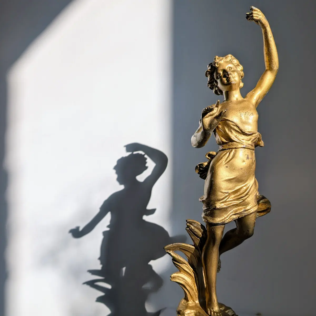Vue de profil de la statue Iris montrant le mouvement du drapé