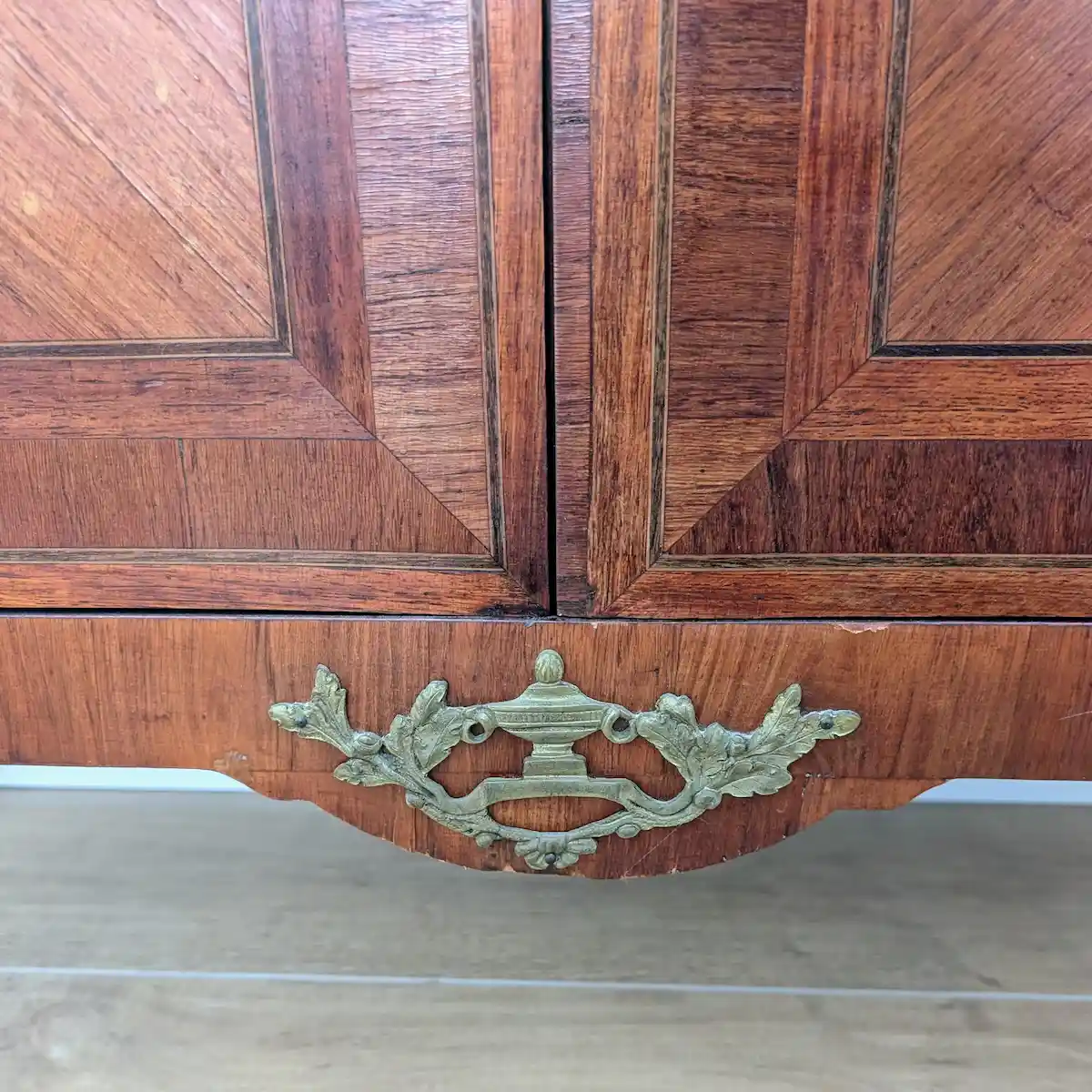 Traverse basse galbée avec ornement en bronze et marqueterie