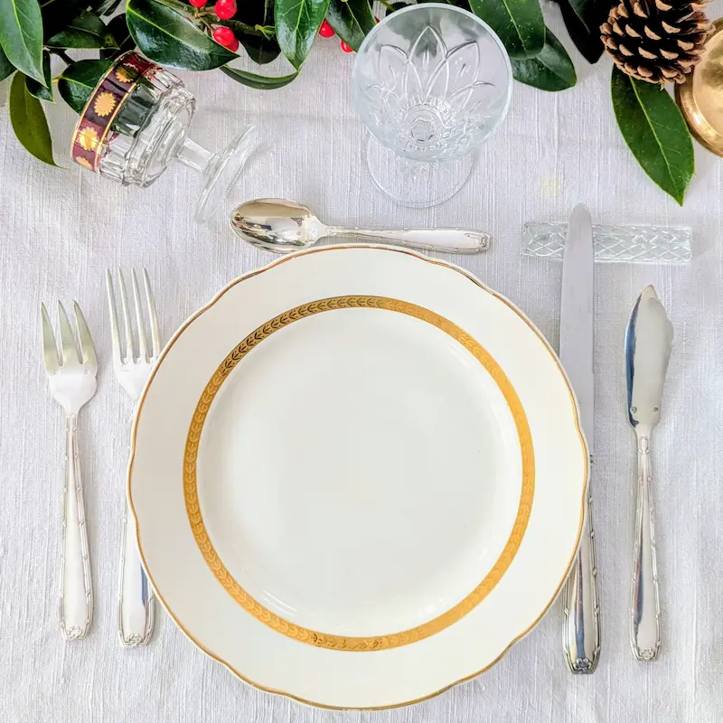 Service de table en porcelaine ancienne et vaisselle pour une fête chic