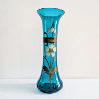 Vase ancien en verre bleu émaillé à décor floral Art Nouveau