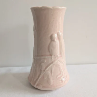 Vase en céramique rose vintage avec décor oiseaux en relief