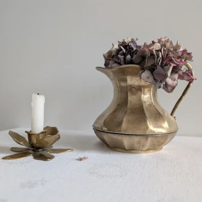 Vase en laiton ancien avec hortensias séchés et bougeoir