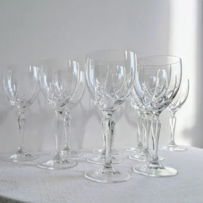 Service complet de 12 verres à vin en cristal taillé vintage Villa Brieg.