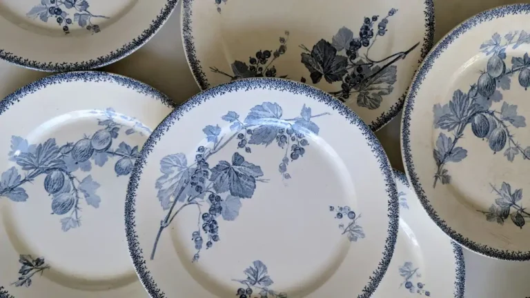 Assiettes anciennes en faïence et vaisselle de collection à identifier