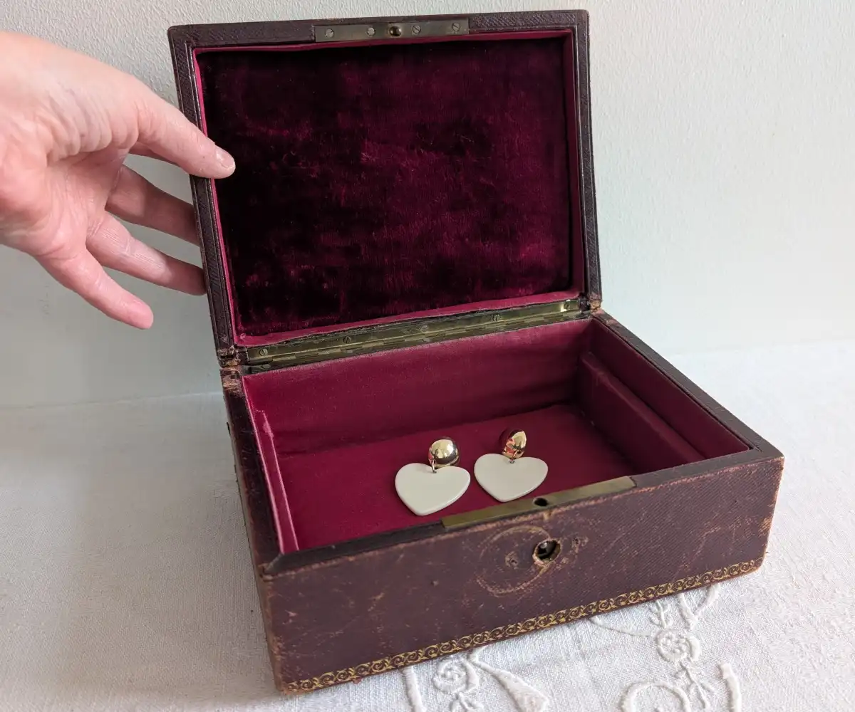 Boîte à bijoux ancienne ouverte en cuir vert et intérieur velours bordeaux capitonné