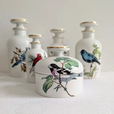 Boîte ronde et flacons en porcelaine de Paris décor oiseaux polychromes