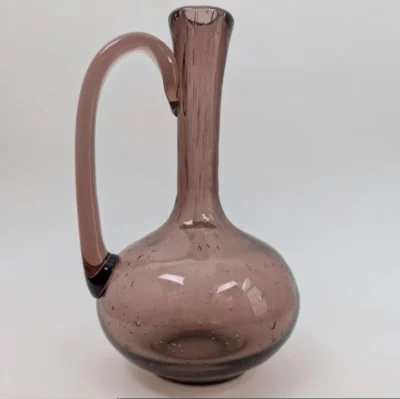 Carafe Biot en verre soufflé couleur prune avec bulles artisanales signature de la verrerie.