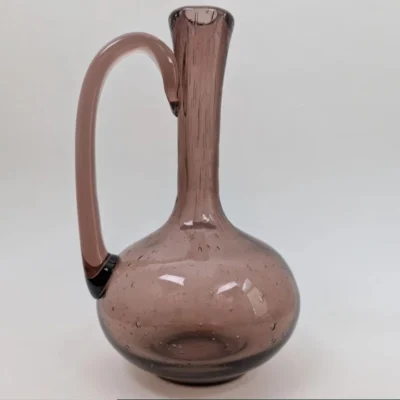Carafe Biot en verre soufflé couleur prune avec bulles artisanales signature de la verrerie.