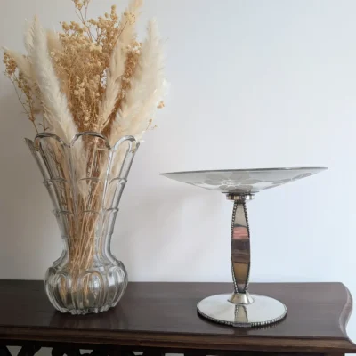 Mise en scène d'une coupe ancienne avec fleurs séchées sur console