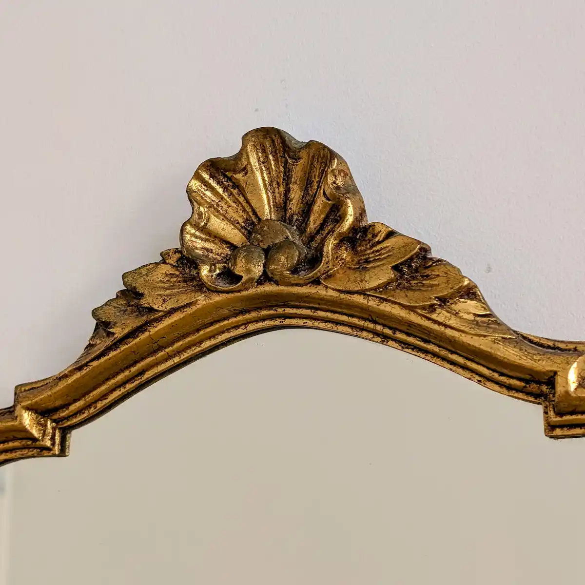 Detail fronton coquille miroir chantourne dore stuc