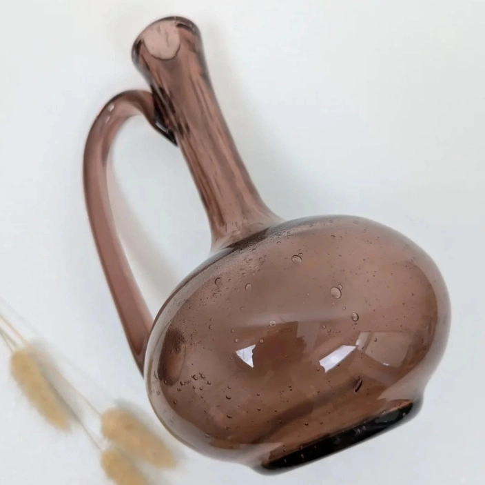 Gros plan sur la texture et les bulles du verre soufflé artisanal de Biot.