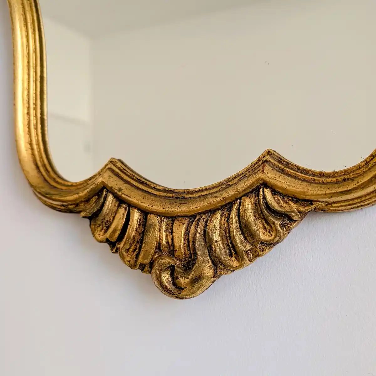 Detail moulure basse patine or miroir chantourne