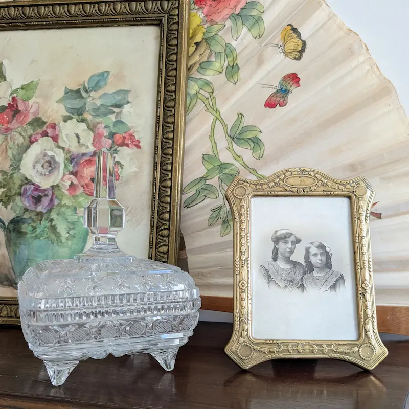 Boîte en cristal taillé et cadre photo vintage avec portrait ancien illustrant l'expertise de la matière.